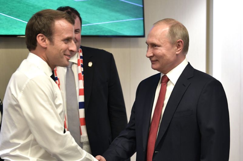 Президент РФ Владимир Путин и и президент Франции Эммануэль Макрон.