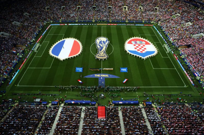 Игроки сборных Франции и Хорватии перед финальным матчем.