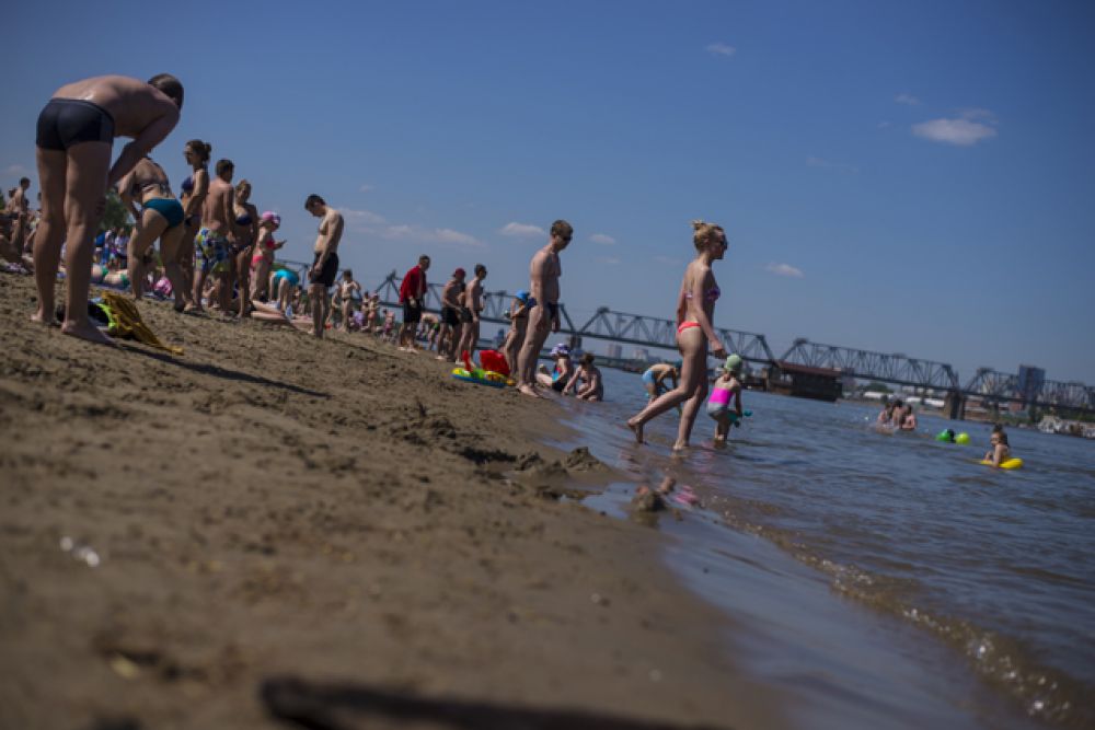 Пляжи Новосибирска переполнены, там проводят свой досуг сотни и тысячи жителей мегаполиса.