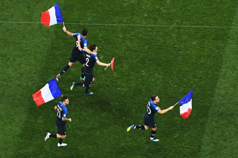 Игроки сборной Франции радуются победе в финальном матче.