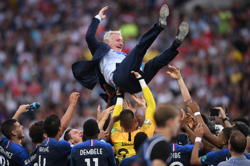 Игроки сборной Франции качают главного тренера сборной Франции Дидье Дешама.