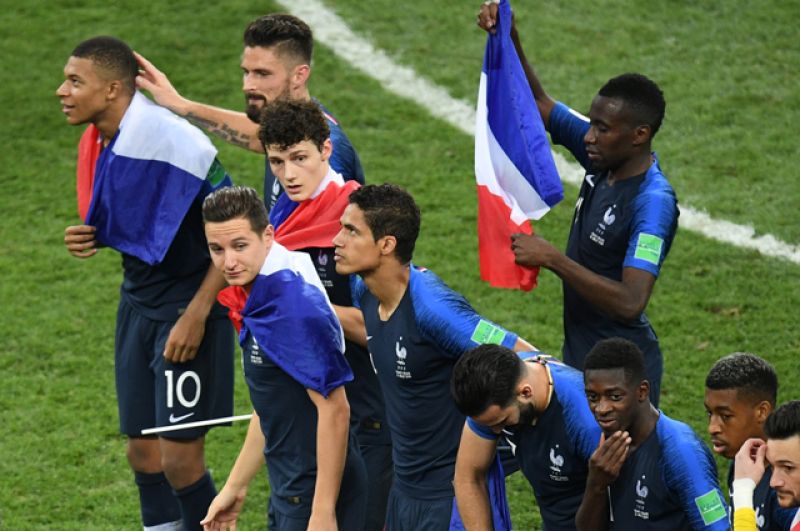 Игроки сборной Франции радуются победе в финальном матче.