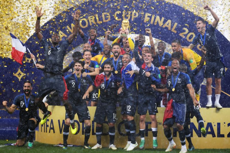 Игроки сборной Франции на церемонии награждения победителей чемпионата мира по футболу 2018.