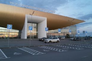 Пассажиры ждут свои рейсы.