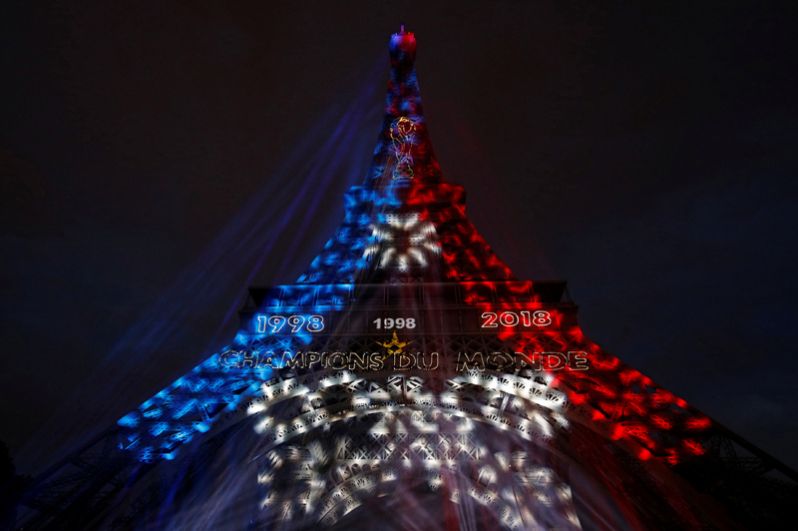 Эйфелева башня окрасилась в цвета национального флага.
