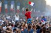 Французы празднуют победу национальной сборной перед Триумфальной аркой на Елисейских полях в Париже.