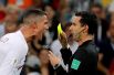 Португальский футболист Роналду кричит на рефери Сесара Артуро Рамоса во время матча против сборной Уругвая на стадионе «Фишт» в Сочи.