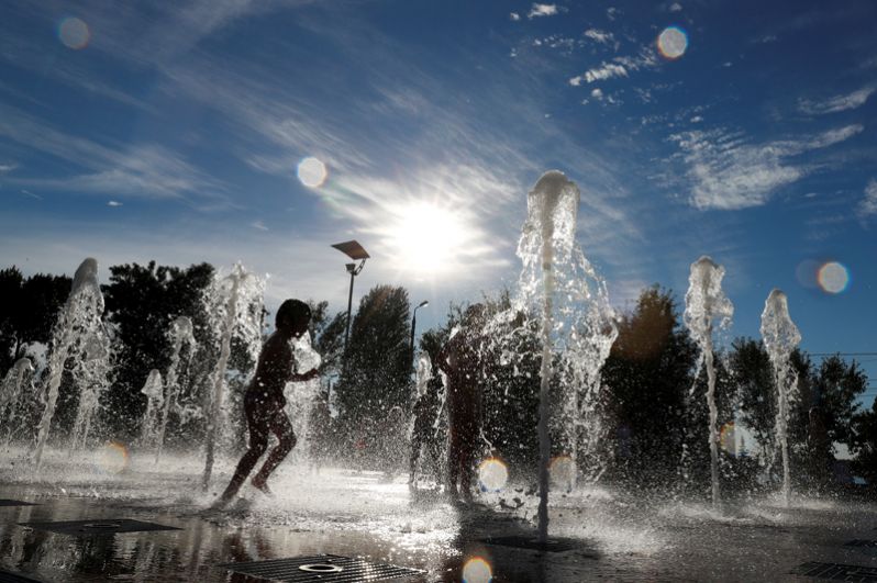 Дети купаются в городском фонтане, Самара.