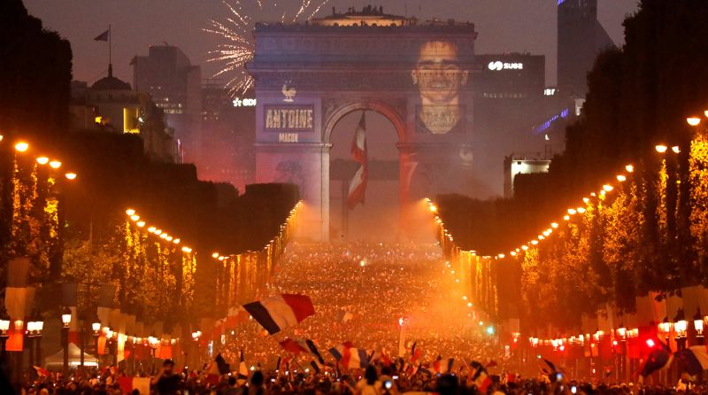 Иллюминация на улицах Парижа в честь празднования победы.