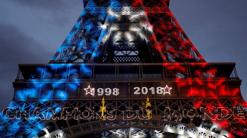 Иллюминация на Эйфелевой башне, где также написаны года прежних побед Франции: 1998 и 2018.