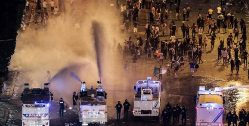 На фото: полиция разгоняет митингующих с помощью воды. Всего, кстати, в беспорядках пострадало несколько десятков человек, еще двое - погибли.