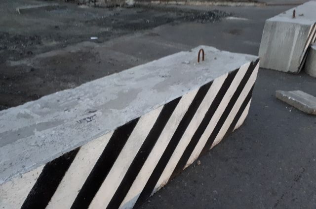 В Рощино на местах для парковки вновь установили бетонные блоки