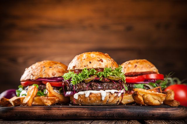 Готовим гамбургер, чизбургер и чикенбургер: 3 потрясающе вкусных рецепта для любителей фастфуда