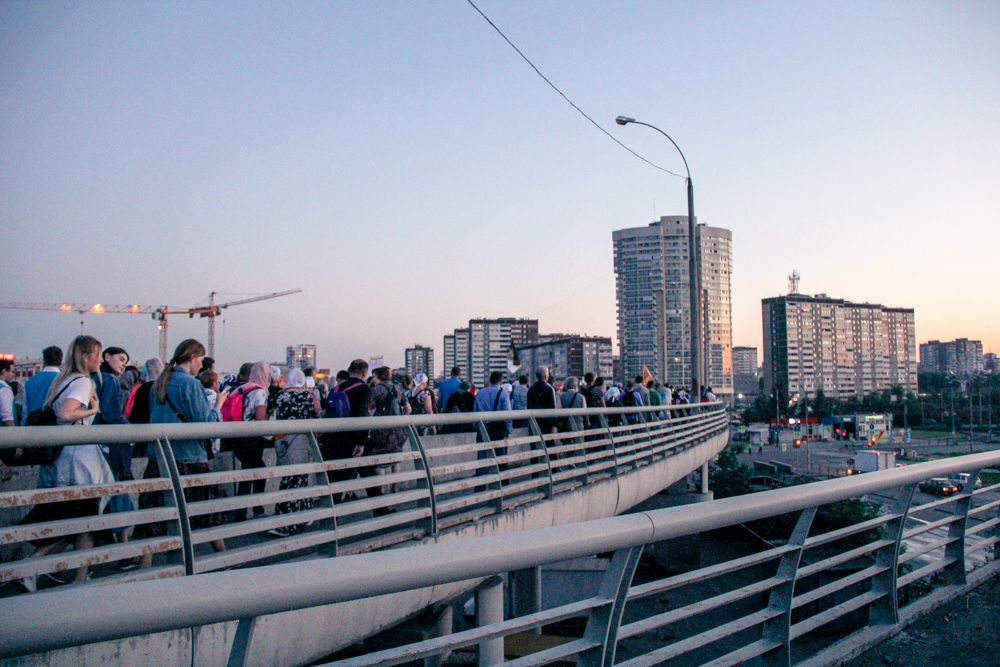 Во время крестного хода паломники раскачали Бебелевский мост