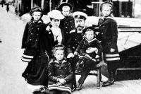 Николай II с семьёй.