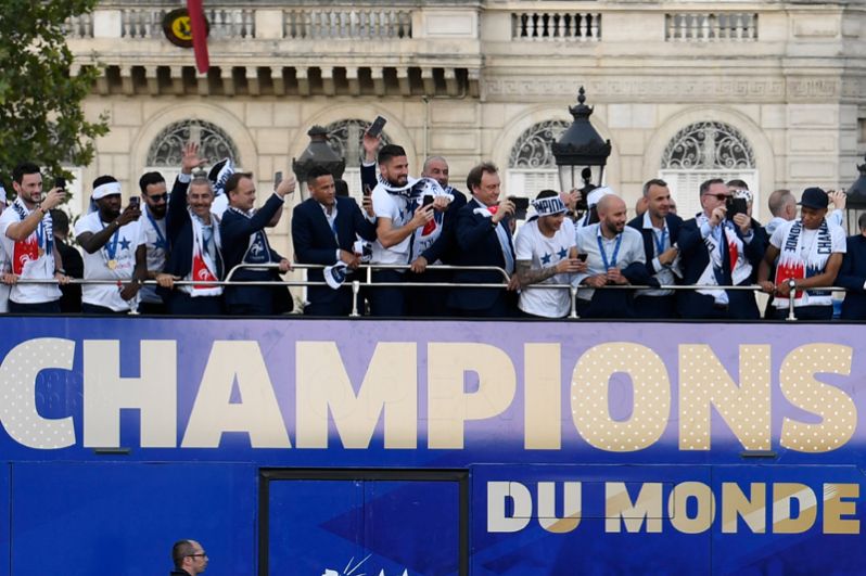 Сборная Франции на параде в честь победы на чемпионате мира.
