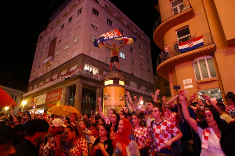 Хорватские болельщики на улицах Загреба.