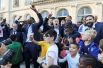 Полузащитник сборной Франции Поль Погба и тренер сборной Дидье Дешам во время приема в Президентском дворце в Париже.
