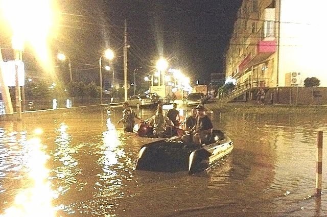 Жители улицы Гомельской возвращаются домой на лодках.