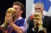 Дидье Дешам с кубком чемпионата мира по футболу: как капитан сборной Франции 1998 года (слева) и как тренер сборной Франции 2018 года (справа).