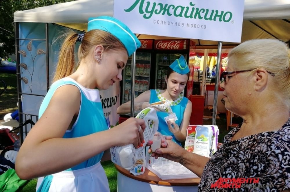 На выставке предлагали продегустировать молочную продукцию.