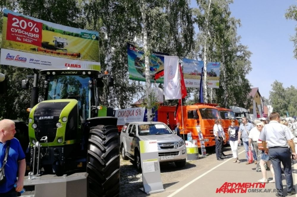 На выставке яблоку негде было упасть - очень много посетителей.