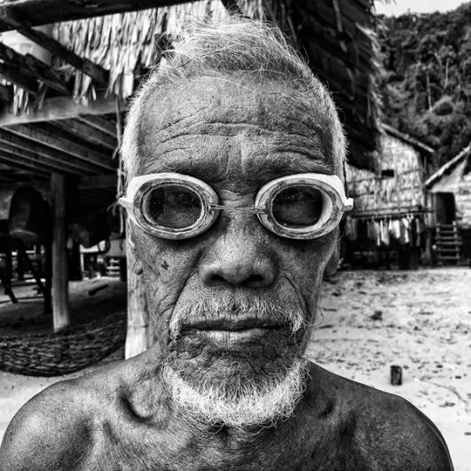 Скотт Вудворд, Сингапур. 1-е место в категории «Портрет». Деревенский старец Саламах на пляже Пханг Нга, Таиланд. Снято на iPhone 6S.