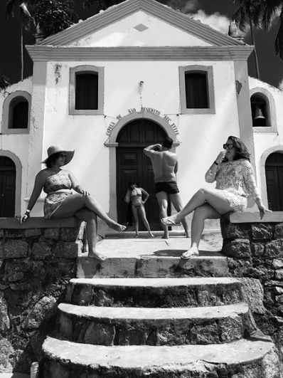 Йонас Виссен, Швейцария. 1-е место в категории «Люди». Туристы фотографируются перед католической часовней в Бразилии. Снято на iPhone 7 Plus.