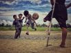 Зарни Мье Вин, Мьянма. 3-е место, фотограф года. Мальчик, потерявший ногу, наблюдает, как его друзья играют в футбол. Снято на iPhone 7 Plus.