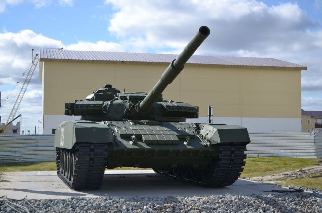 В Новом Уренгое установили макет танка Т-72