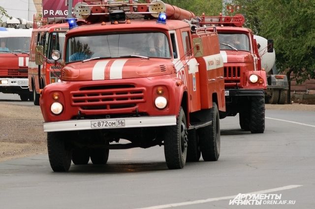 В Оренбурге 20 пожарных два часа тушили продуктовый склад на ул. Беляевской.