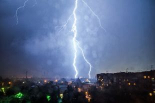В ГСЧС рассказали, в каких областях пройдут сильные ливни, грозы и град