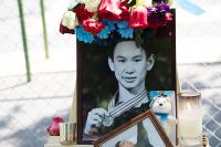 Портрет убитого фигуриста Дениса Тена на месте трагедии в Алма-Ате.