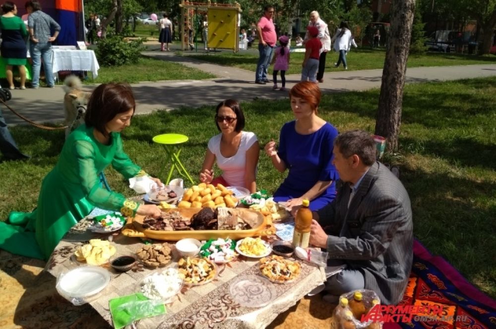Казахи - очень гостеприимный народ.