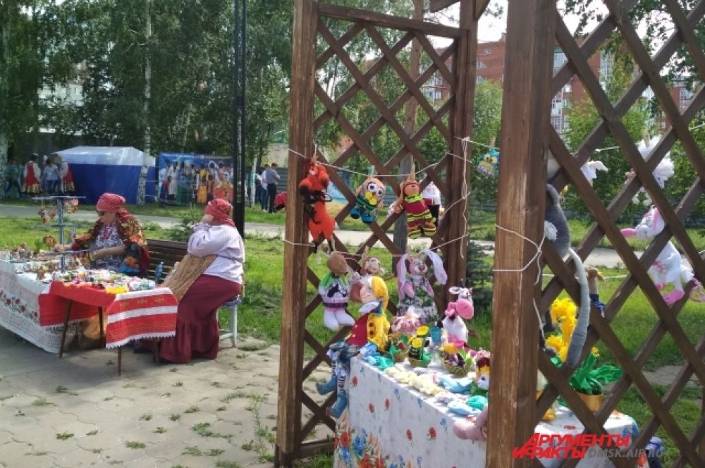 Ярмарка ремёсел на фестивале национальных культур.