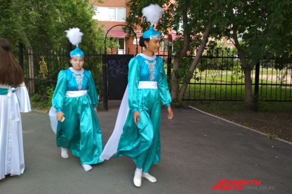 Артистки готовятся к выступлению.