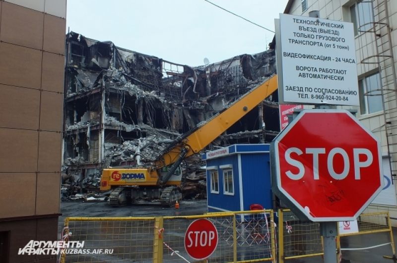 Через четыре дня работы разрушителя здание, в котором бушевал пожар, потеряло значительную часть облицовки.