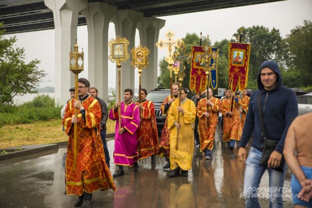 Неожиданный момент перед стартом - кресный ход. Пляж на Бугринской роще был частью маршрута верующих, которые прошли от прихода во имя Святой Троицы (ул. Саввы Кожевникова) до Поклонного креста в Бугринской роще.