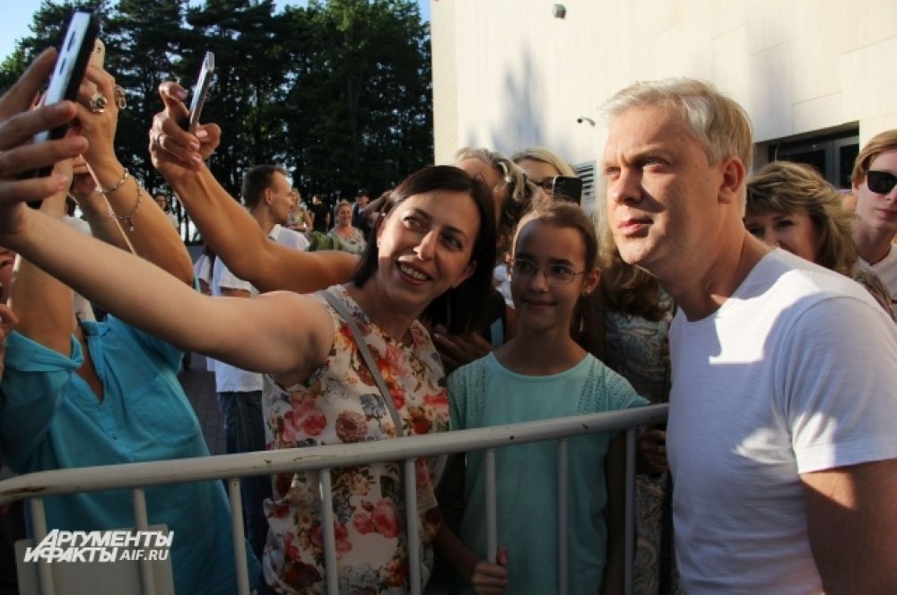 Сергей Светлаков находился в отличном расположении духа и сделал несколько селфи с поклонниками.