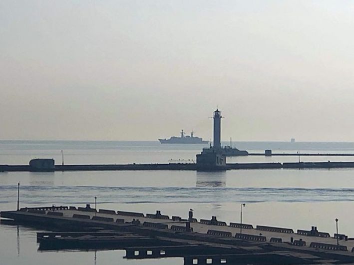 Также в Одесский порт зашли вспомогательное судно «Rhein» ВМС ФРГ, минный тральщик «Lupu Dinescu» МС Румынии.