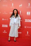 "Жертва моды" - так окрестили этот наряд в Интернете. Дело в том, что такие костюмы сейчас в моде, но подходят они далеко не на любую фигуру и не на каждое мероприятие. Здесь они только подчеркнули живот и маленький рост.