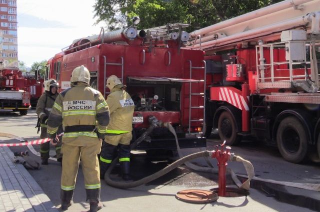 Учения МЧС: Оренбургские спасатели ликвидировали условный пожар в гостинице.