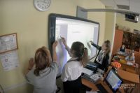 В сегодняшних школах — интерактивные панели с выходом в Интернет вместо обычной доски с мелом.