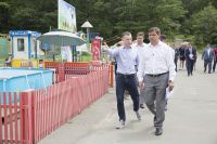 Мэр Владивостока провёл совещание в деловой прогулке по парку.