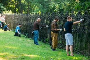 Тюменские волонтеры провели субботник возле Текутьевского бульвара
