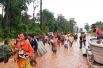 Угроза прорыва дамбы появилась еще в воскресенье из-за сильных ливней, властям провинции удалось эвакуировать часть населения.