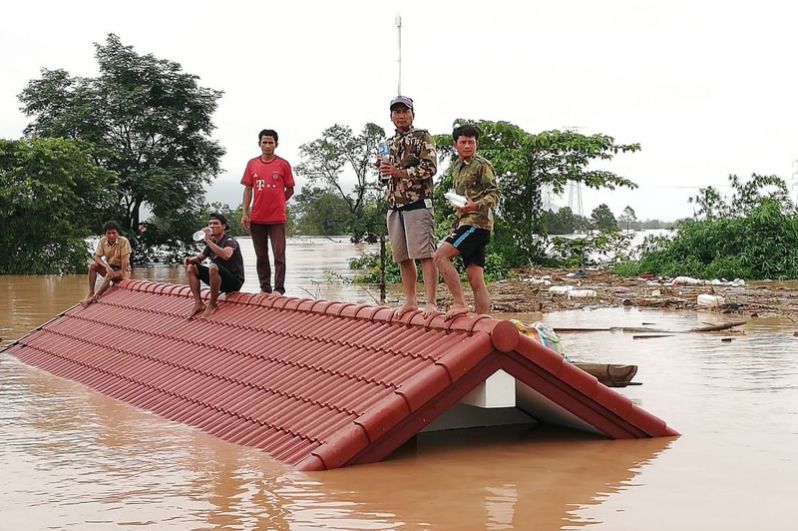 Местные жители на затопленной территории в провинции Аттапы.