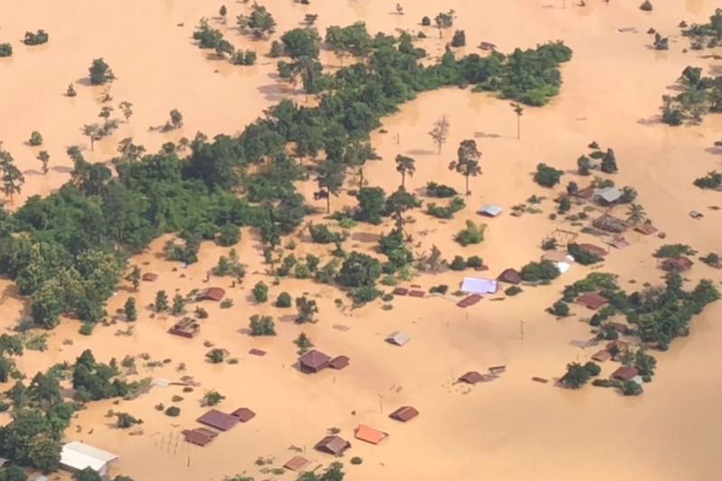 Общий вид на затопленную территорию в провинции Аттапы.