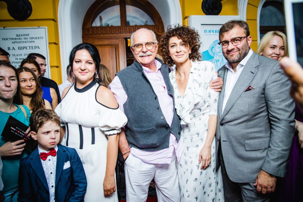 Продюсер кинофестиваля «Горький fest» Оксана Михеева, актер, глава Союза кинематографистов РФ Никита Михалков, актриса Ксения Раппопорт и Михаил Пореченков.