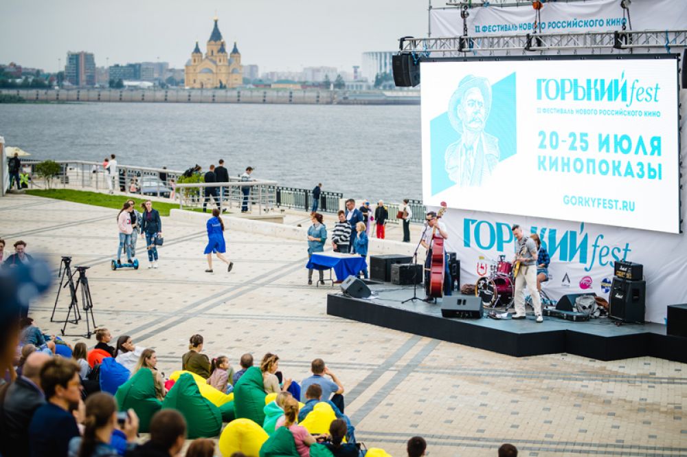 Во время фестиваля демонстрируют как короткометражные, так и полнометражные фильмы российских режиссеров. Зрители могут увидеть как игровое, так и документальное кино.